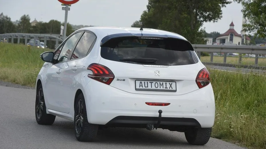 PEUGEOT 208 -