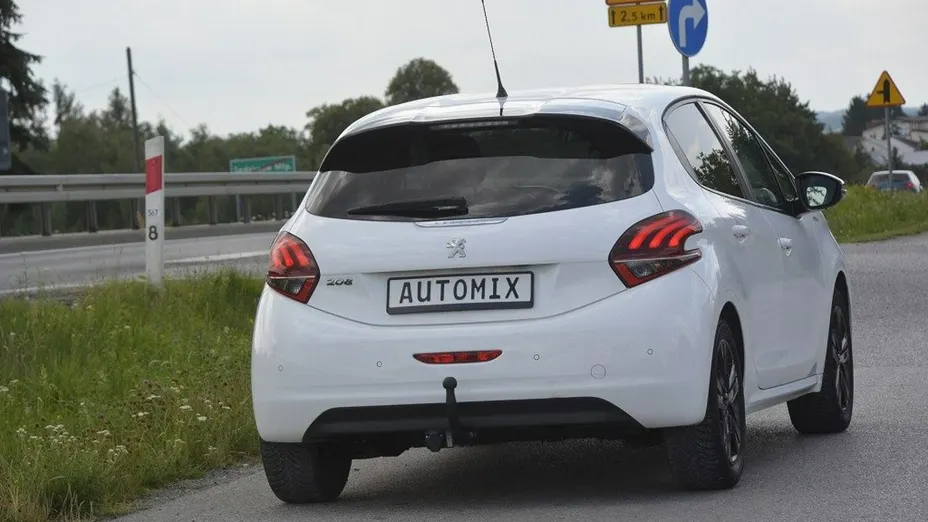 PEUGEOT 208 -