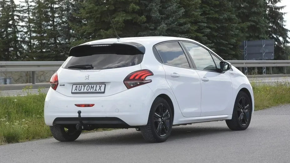 PEUGEOT 208 -