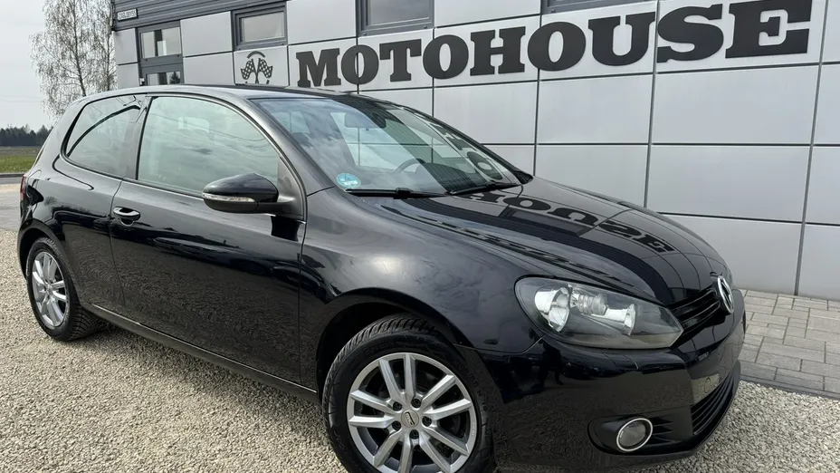 VOLKSWAGEN Golf -