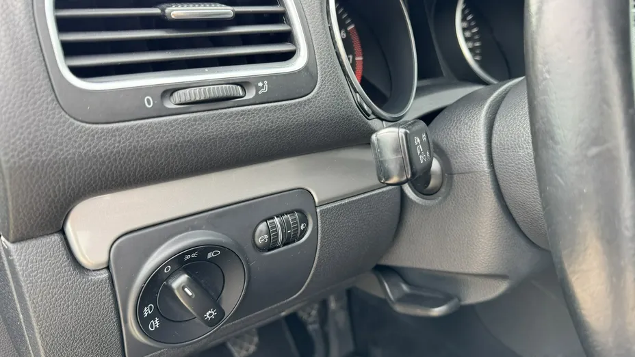 VOLKSWAGEN Golf -