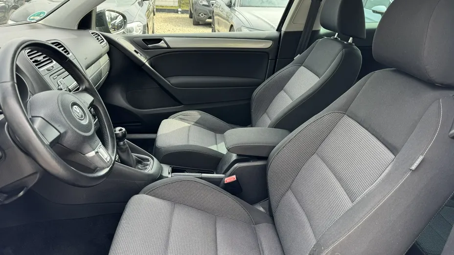 VOLKSWAGEN Golf -