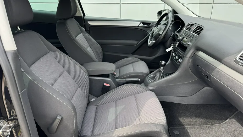 VOLKSWAGEN Golf -
