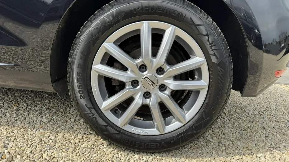VOLKSWAGEN Golf -