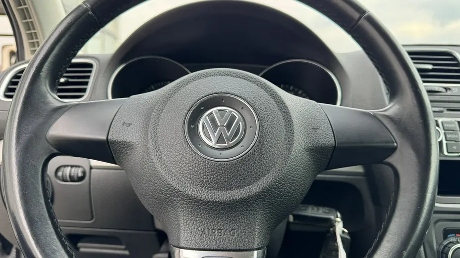 VOLKSWAGEN Golf -