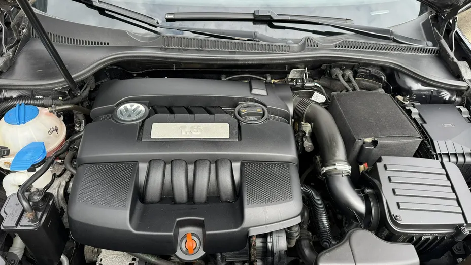 VOLKSWAGEN Golf -
