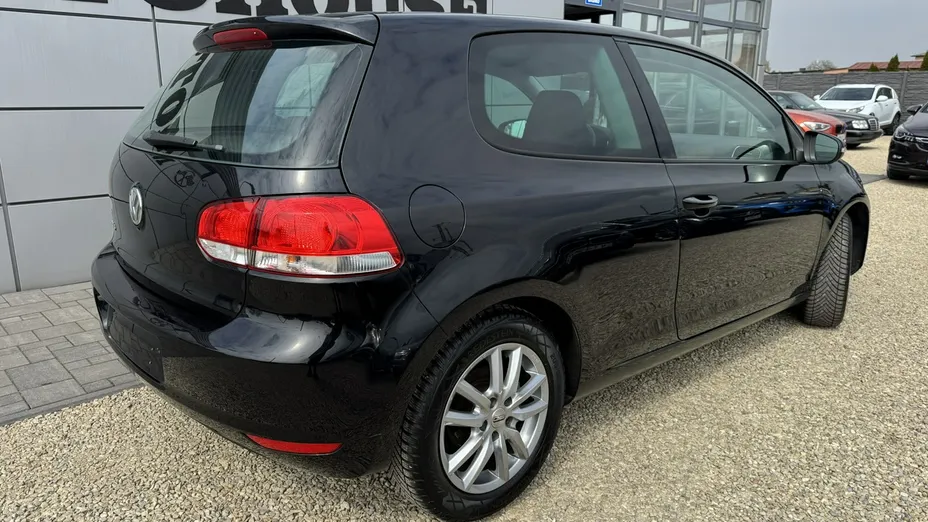 VOLKSWAGEN Golf -