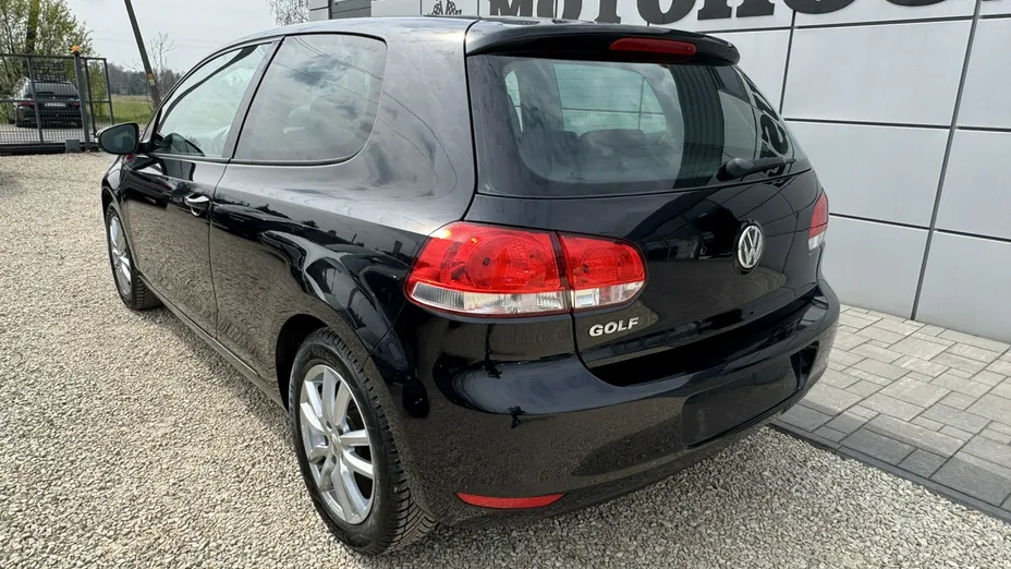 VOLKSWAGEN Golf -