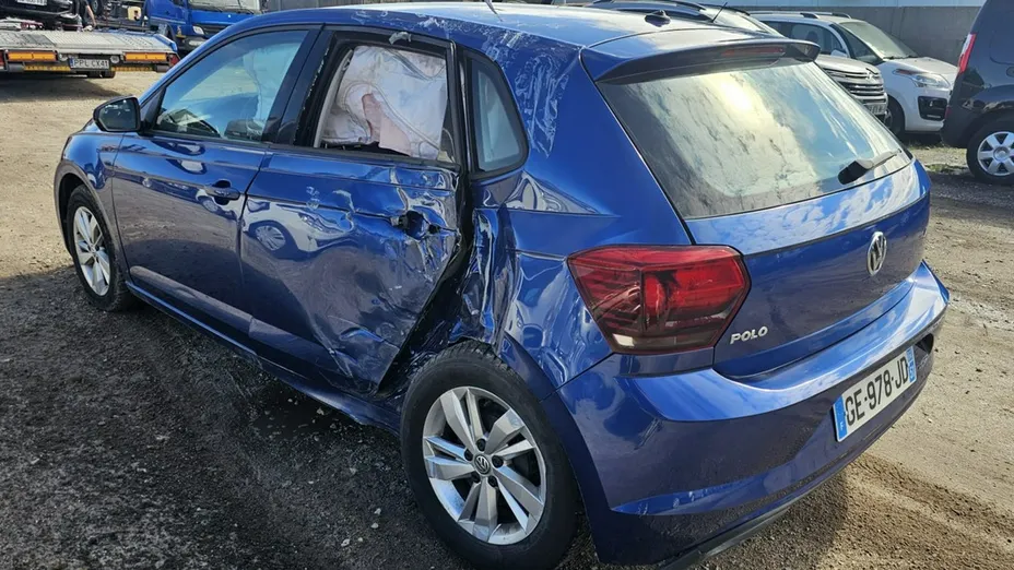 VOLKSWAGEN Polo -