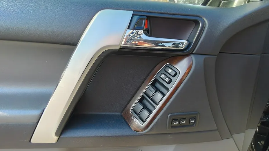 TOYOTA Land Cruiser -