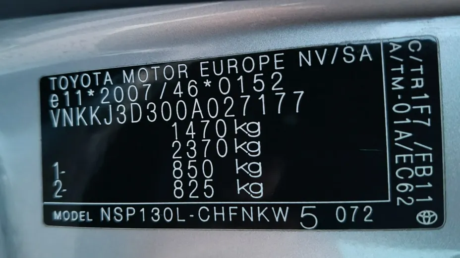 TOYOTA Yaris -