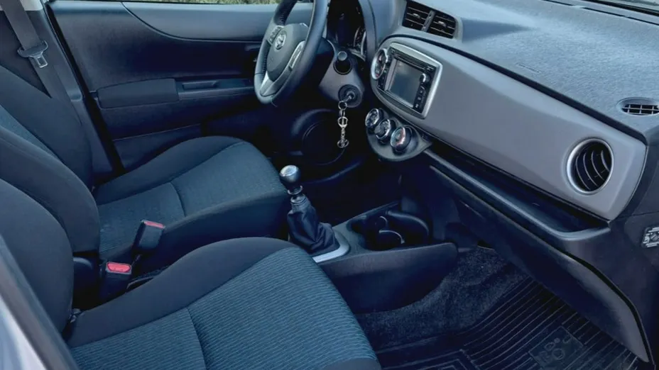 TOYOTA Yaris -