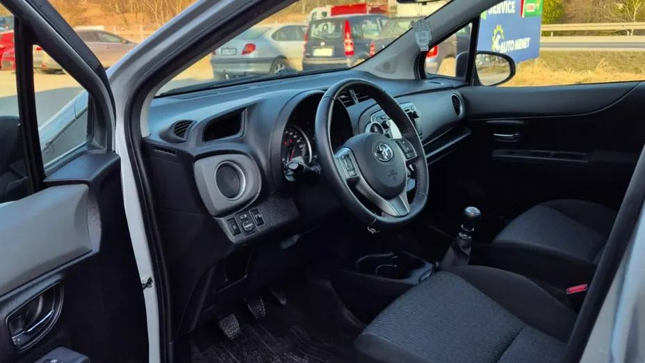 TOYOTA Yaris -
