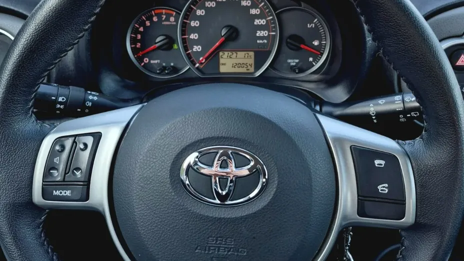 TOYOTA Yaris -