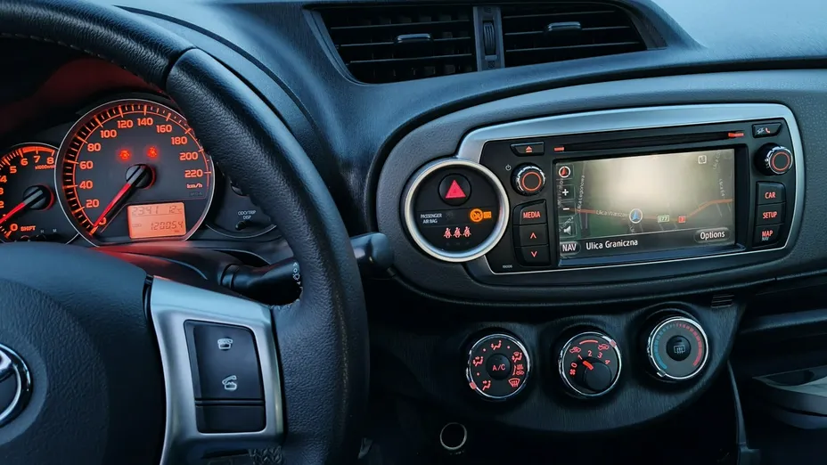 TOYOTA Yaris -