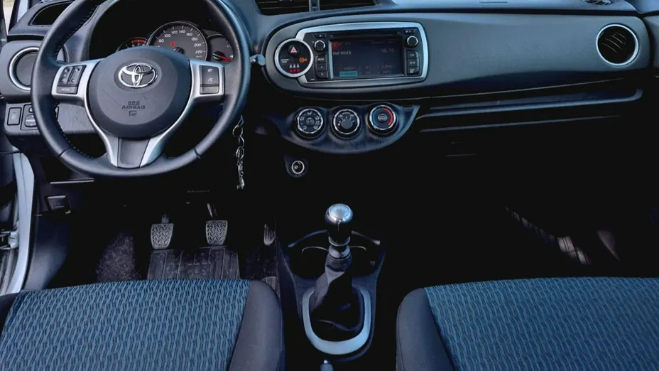 TOYOTA Yaris -