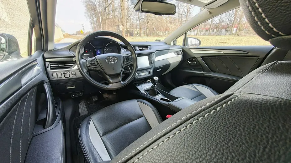 TOYOTA Avensis -