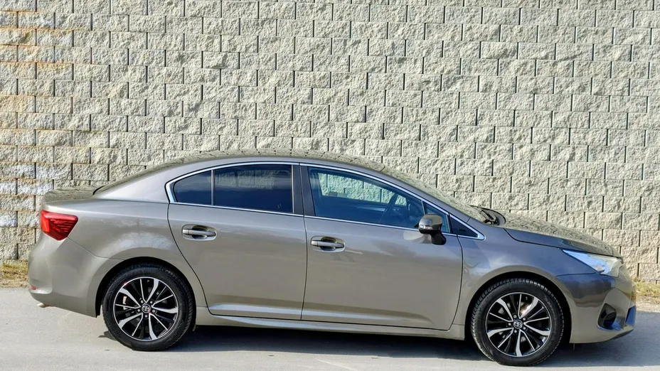 TOYOTA Avensis -