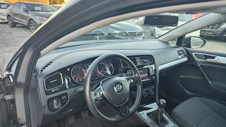 VOLKSWAGEN Golf -