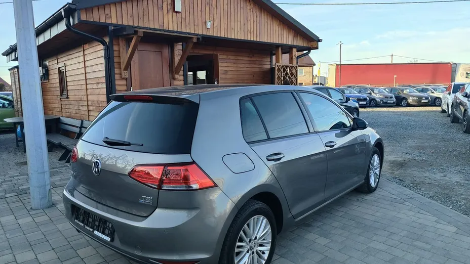 VOLKSWAGEN Golf -