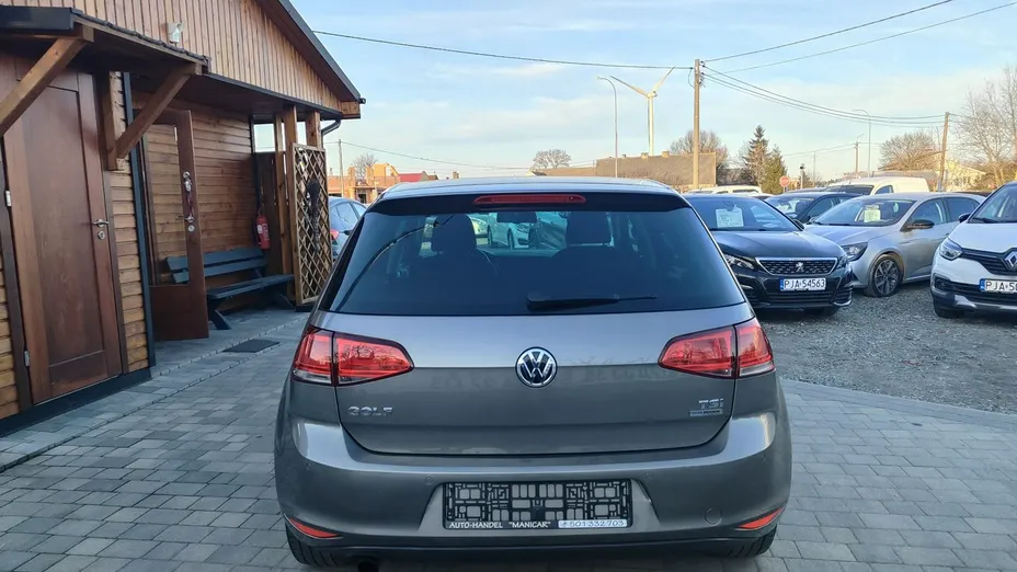 VOLKSWAGEN Golf -