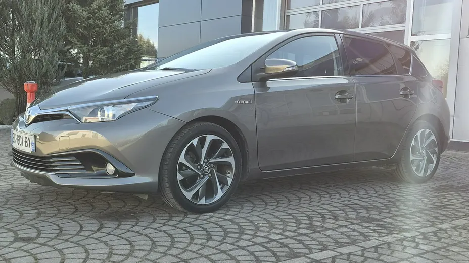 TOYOTA Auris -