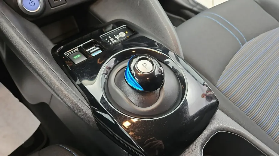 NISSAN Leaf -