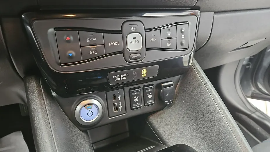 NISSAN Leaf -