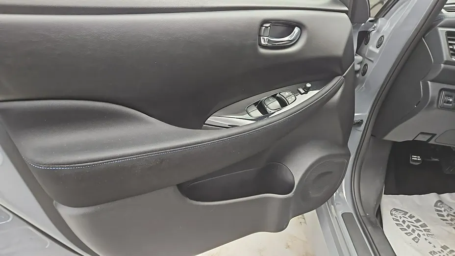 NISSAN Leaf -