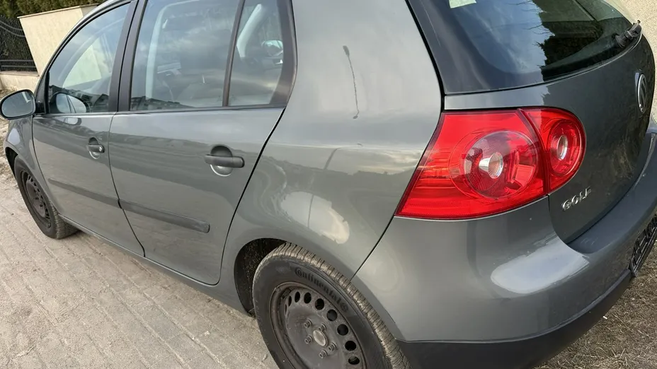 VOLKSWAGEN Golf -