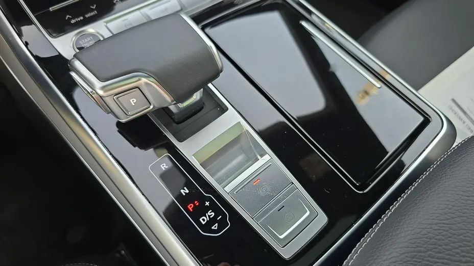 AUDI Q8 -