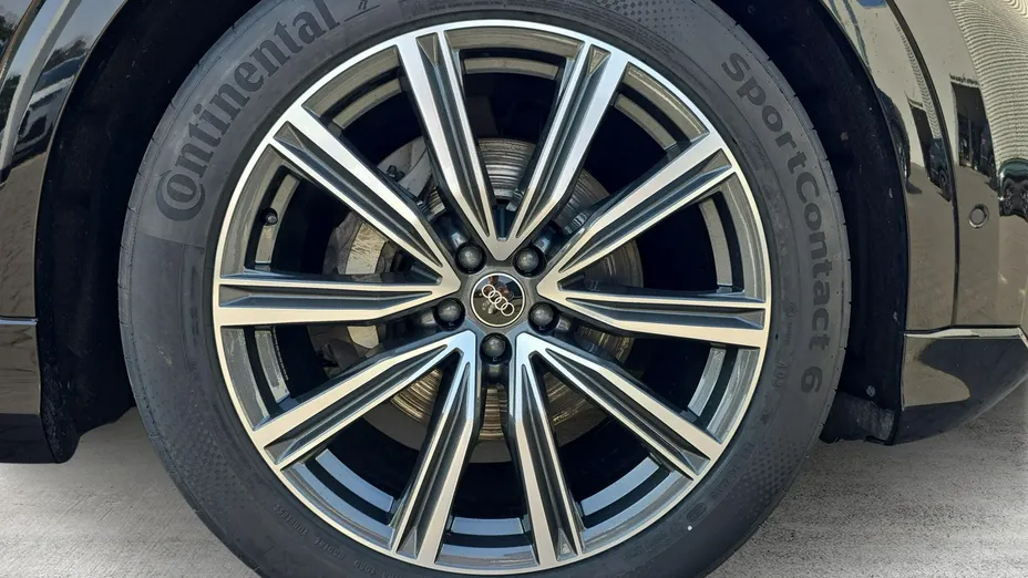 AUDI Q8 -
