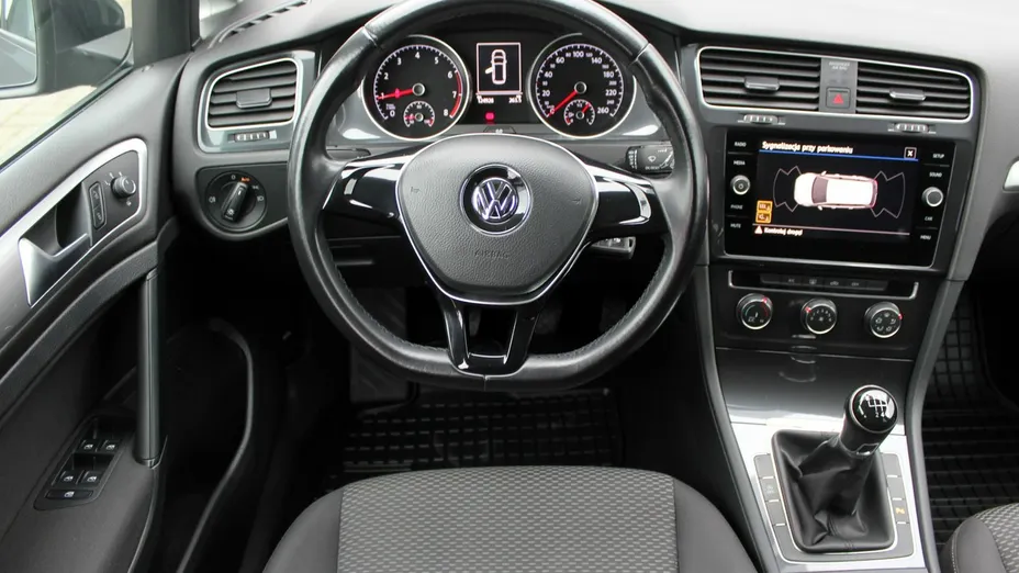 VOLKSWAGEN Golf -