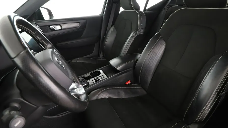 VOLVO XC40 -