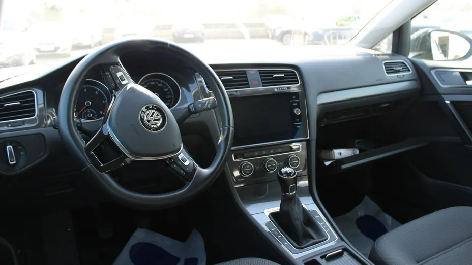 VOLKSWAGEN Golf -