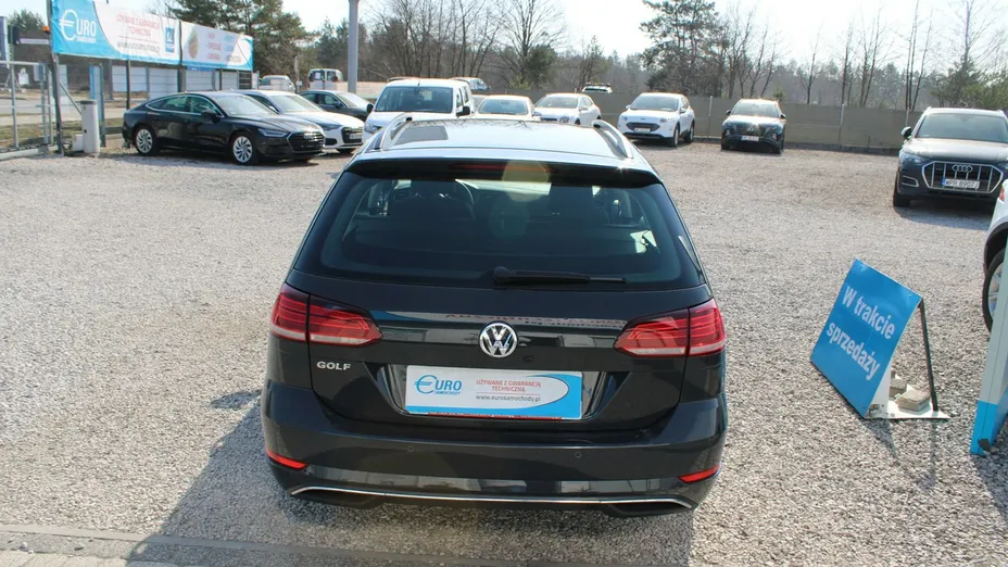 VOLKSWAGEN Golf -