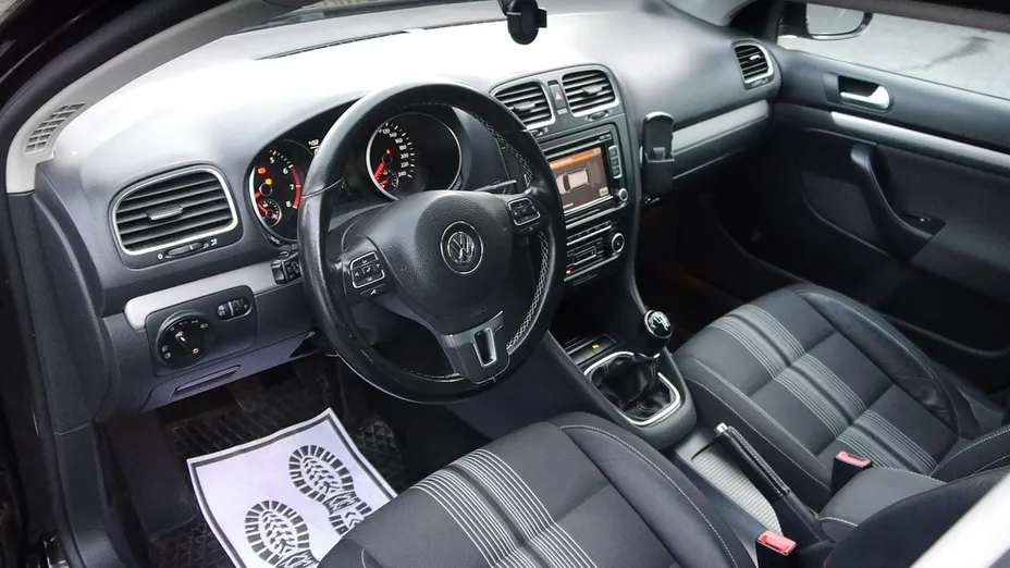 VOLKSWAGEN Golf -