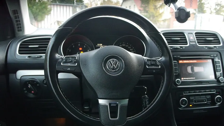 VOLKSWAGEN Golf -