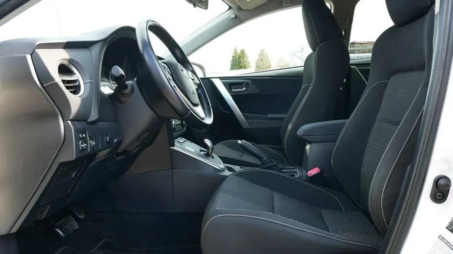TOYOTA Auris -