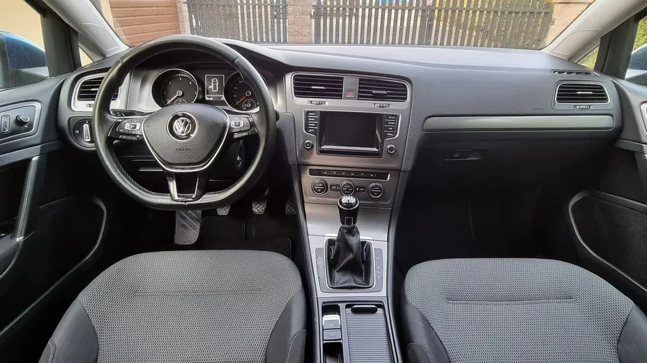 VOLKSWAGEN Golf -