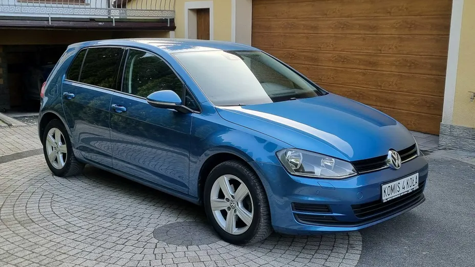 VOLKSWAGEN Golf -