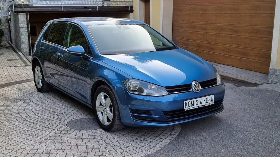 VOLKSWAGEN Golf -