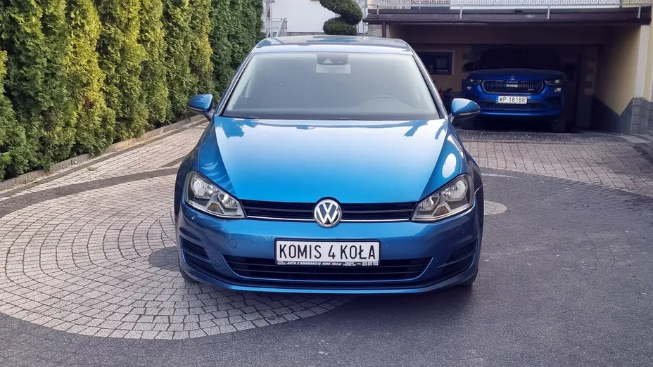 VOLKSWAGEN Golf -