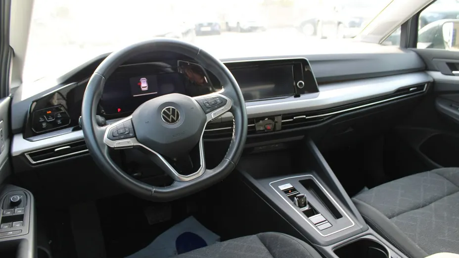 VOLKSWAGEN Golf -