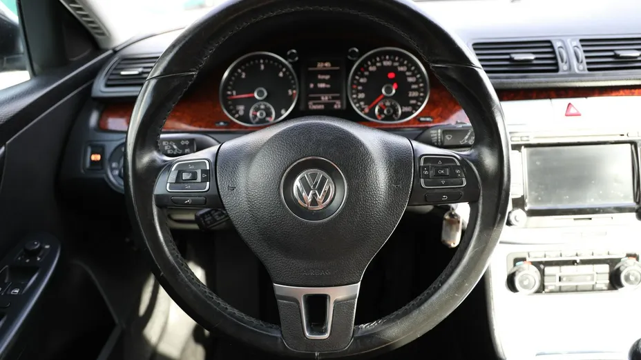 VOLKSWAGEN Passat -