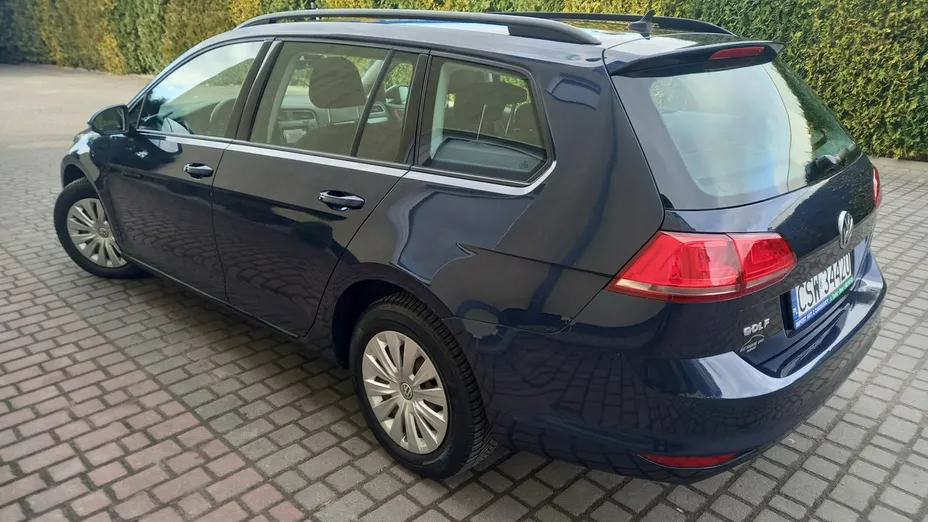 VOLKSWAGEN Golf -