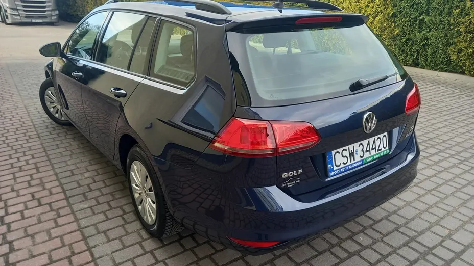 VOLKSWAGEN Golf -