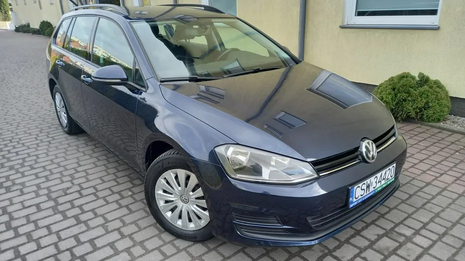 VOLKSWAGEN Golf -