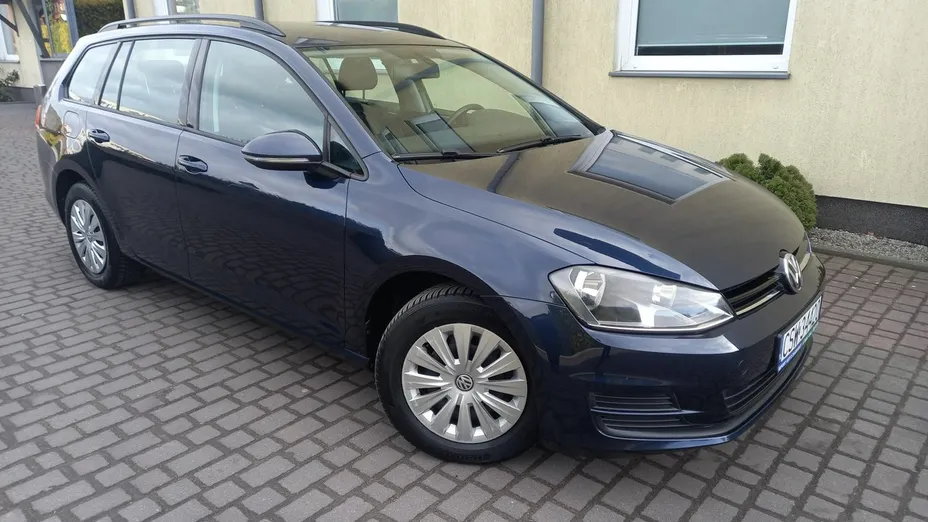 VOLKSWAGEN Golf -