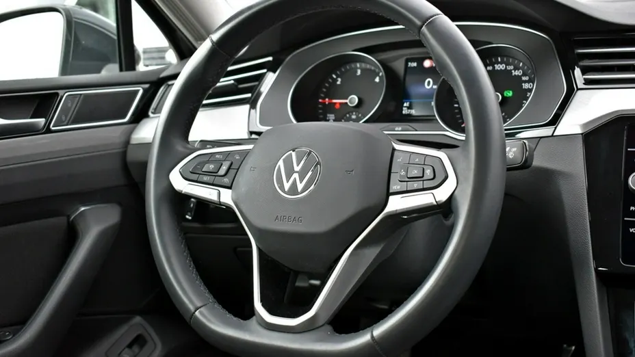 VOLKSWAGEN Passat -